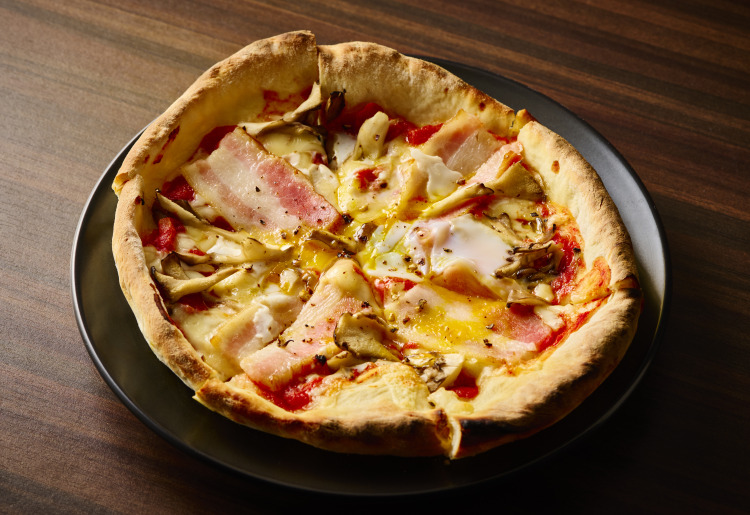  自家製生地のピザ